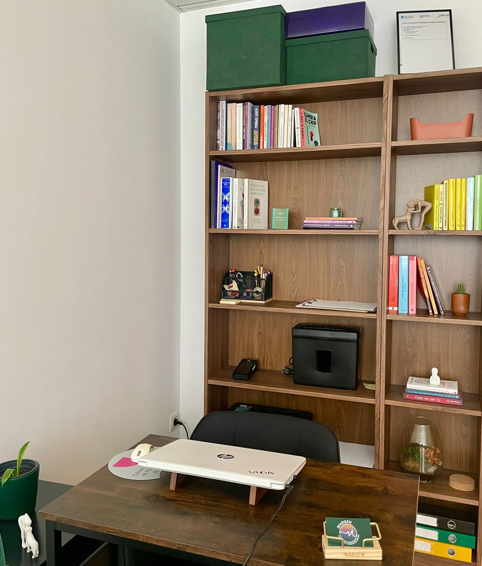 Escritorio en gabinete de Margen Psicologia